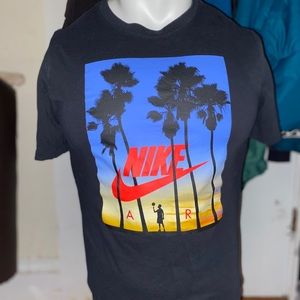 NIKE SUNSET PALM SHORTSLEEVED SIZE MEDOUM